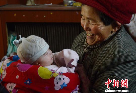 山西六旬驼背母亲40年收养40余名遗弃儿童（组图）