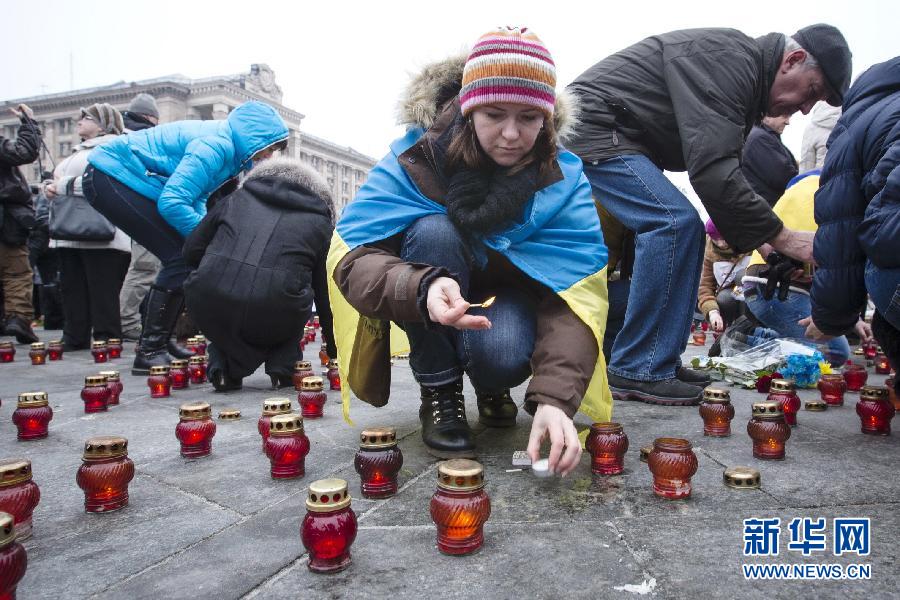 　　 1月18日，在乌克兰首都基辅，人们为战乱死难者点燃蜡烛灯。乌克兰全国多地18日举行和平游行，悼念在国内武装冲突中的死难者。乌克兰总统波罗申科和总理亚采纽克参加了在首都基辅举行的和平游行。据联合国有关机构公布的数字，自去年4月中旬以来，乌克兰东部武装冲突已造成至少4707人死亡、1万多人受伤。新华社发（伊万·捷列什科摄）