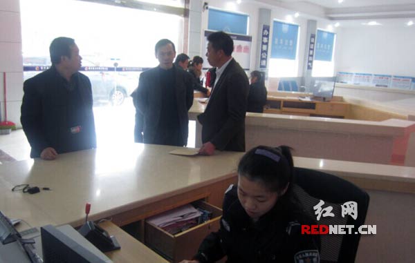 暗访人员（中）在车管窗口开展暗访