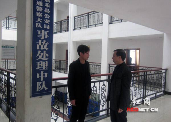 暗访人员向群众了解事故处理环节是否存在“三乱”情况