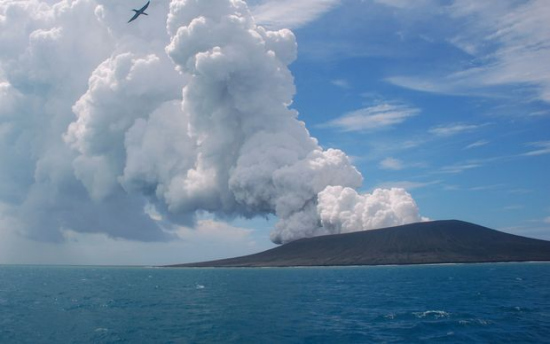 南太平洋岛国火山喷发“喷出”一座全新小岛（图）