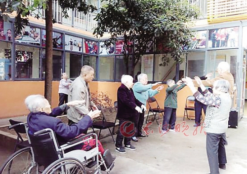 在位于北桥新村社区的康乃馨养老服务中心，老人们正在锻炼身体。