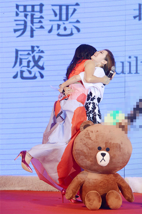 张靓颖熊抱天生歌姬A-Lin