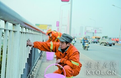  １月１９日下午，市政维护工作人员在清洗三大桥护栏。（记者 陈旭东 摄）