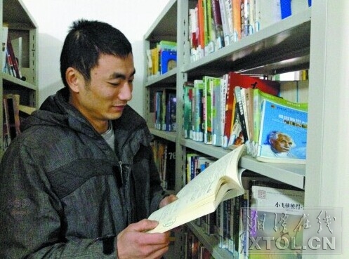 罗杰在图书馆看书