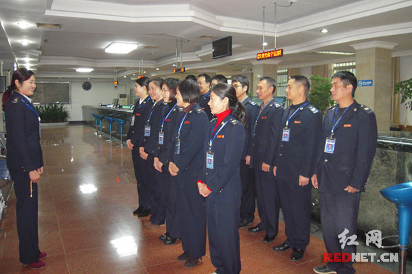 宁远县国税局办税服务厅工作人员在开晨会。