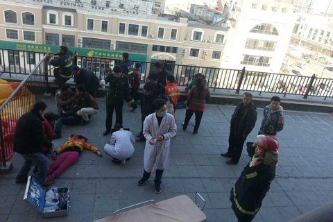 女孩跳楼现场（网络图片）