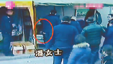 实拍暴力男城管大战彪悍女商贩 场面震撼