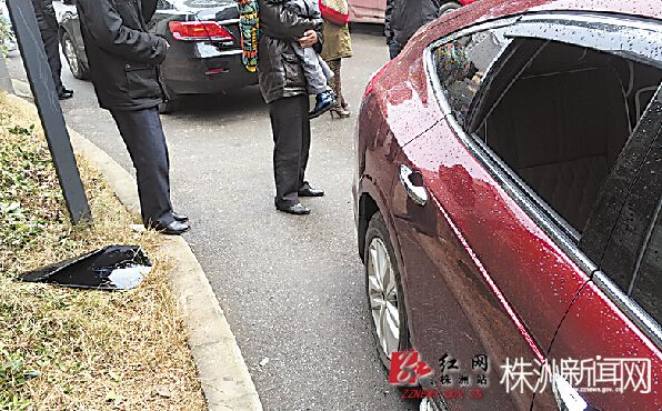 车窗被撬，车内物品丢失 记者 熊威 摄