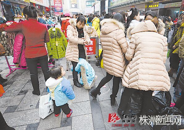 三位女士正在试穿同一款衣服，旁边的孩子瞬间分不清妈妈是谁了