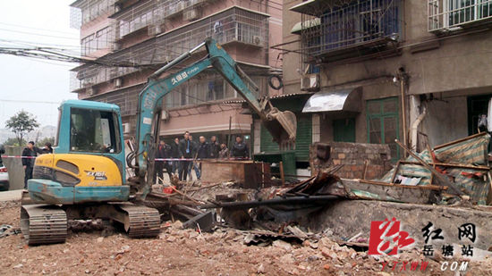 岳塘区集中整治江滨马路市场 将被新市场代替