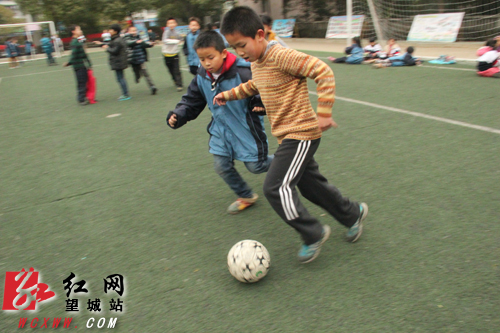 望城区:学习先进经验 推进校园足球运动发展