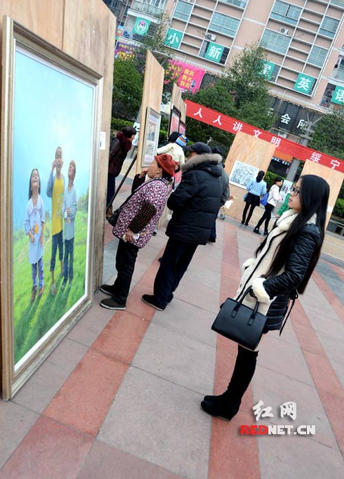 油画《春天的梦》吸引了很多人驻足