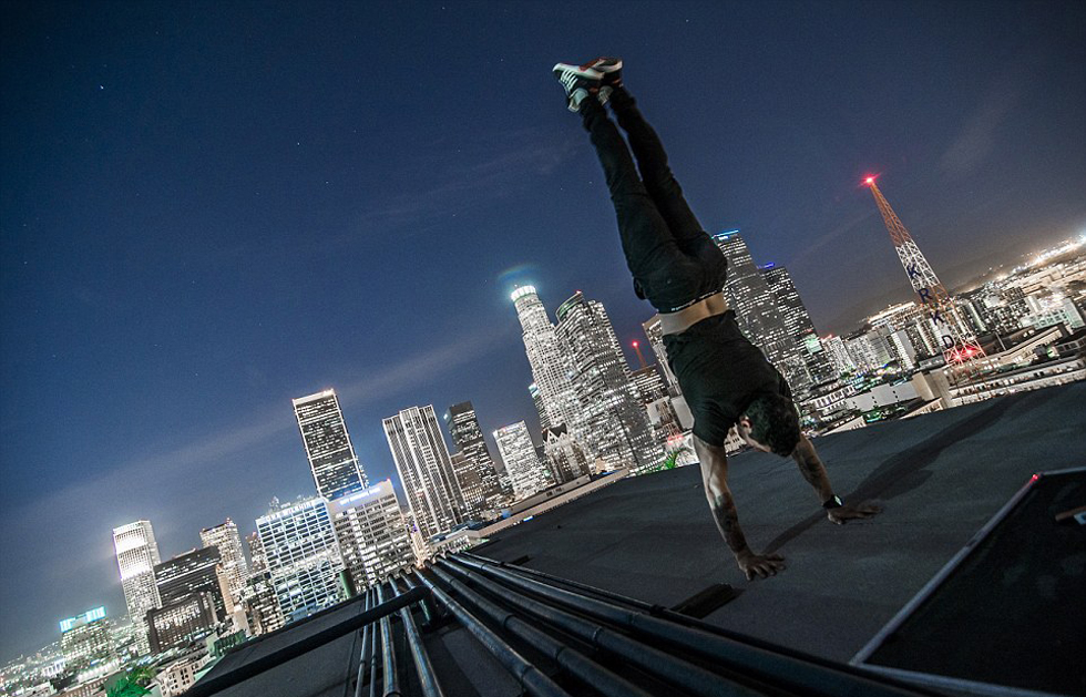 意摄影师抓拍城市夜景下惊险高空跑酷