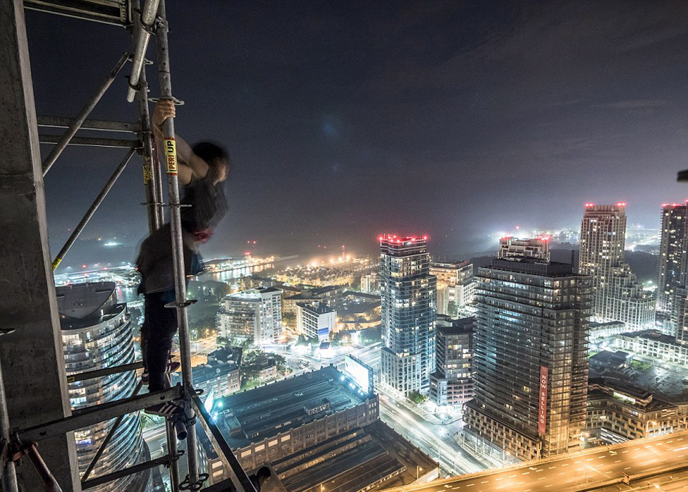 意摄影师抓拍城市夜景下惊险高空跑酷