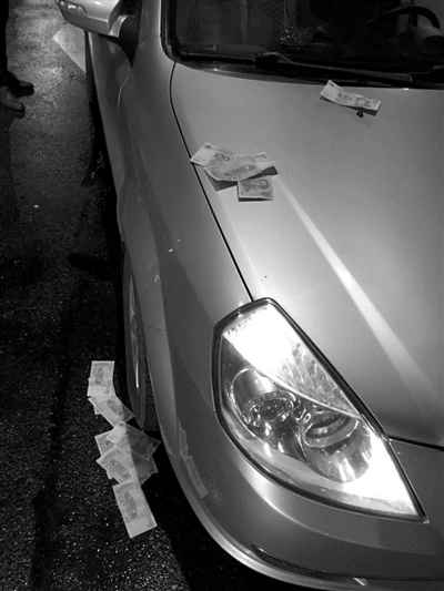 代驾师傅老杨今年45岁，老家甘肃，在杭州十多年了，一直是单位里的专职驾驶员。去年2月，经老乡介绍，他干起了更有“钱途”的酒后代驾工作—一年过去，他自己算过，每天从晚上7点干到第二天天亮，一个月干上二十七八天，能赚6000多块，累一点，但比以前的工作薪酬几乎翻倍。