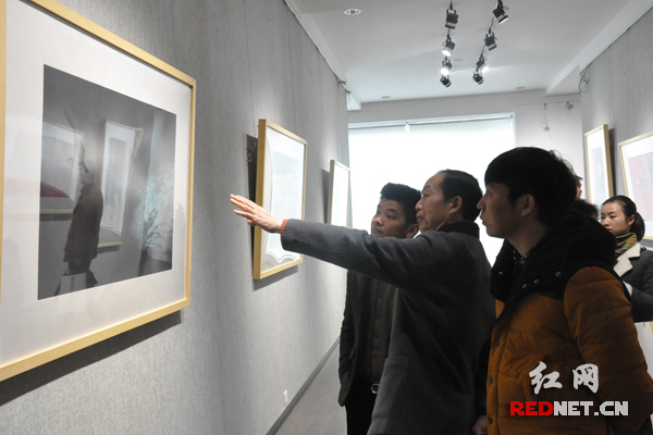 湖南省美术家协会主席朱训德出席展览并参观展出作品。