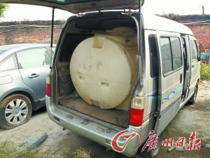司机改造面包车运汽油拉个“炸弹”满街跑（图）