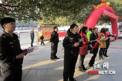 禁毒志愿者与民警发放宣传资料
