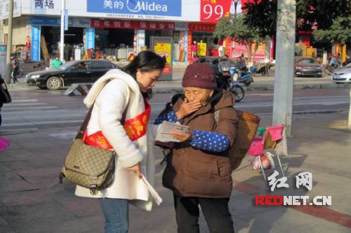 禁毒志愿者耐心解答禁毒知识