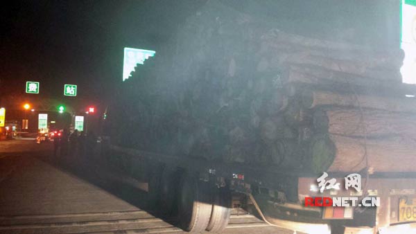 被高速交警拦下的货车