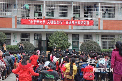 1月23日，交警大队民警正在双牌县明德小学给学生讲解文明交通安全知识。