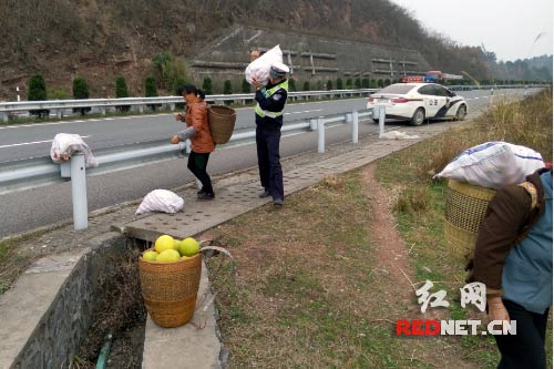 民警帮助小贩劝离