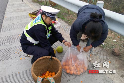 民警帮助小贩劝离