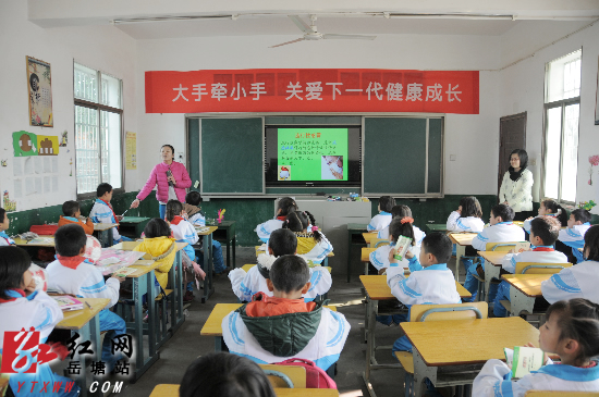 春节前市、区疾控中心“联手”关爱正江村留守儿童