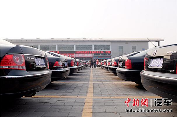 公车拍卖第二日车辆全部卖出神秘买家拍下20余辆