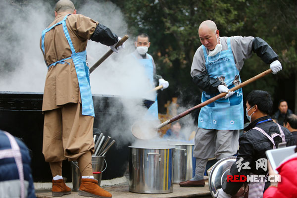 1月27日，南岳“千僧锅”熬出万份腊八粥普施游客，图为香客正在进行感恩祈福仪式。十余名僧侣共同熬粥。