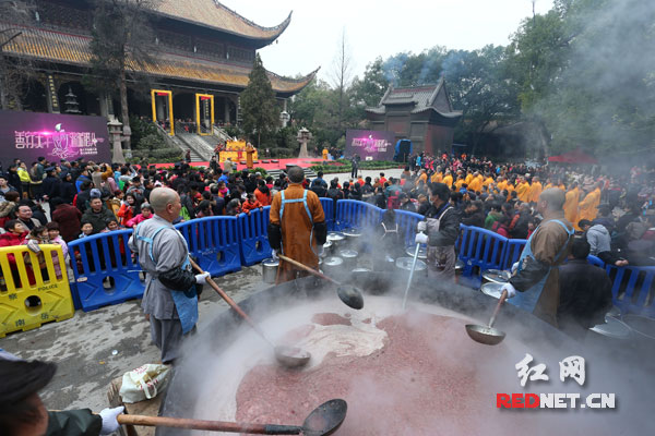 1月27日，南岳用“千僧锅”熬出万份腊八粥普施游客，图为香客正在进行感恩祈福仪式。