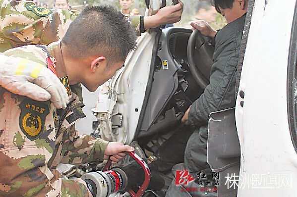 雾霾天两车相撞,醴陵消防队员正在救被困者 通讯员 张作 摄