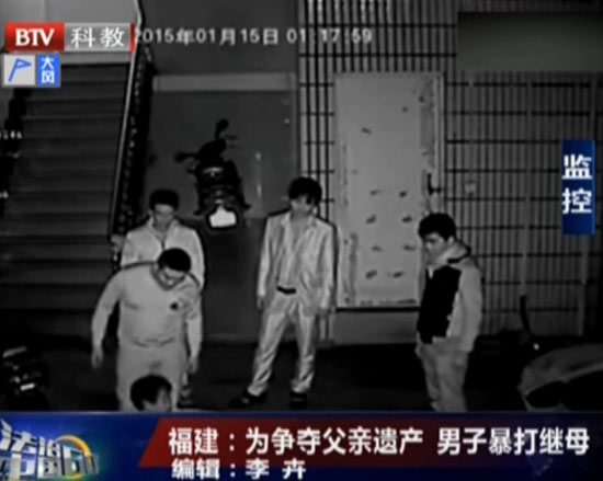 狂扇耳光脚踹头部拽头发拖行 男子为夺父亲遗产暴打继母