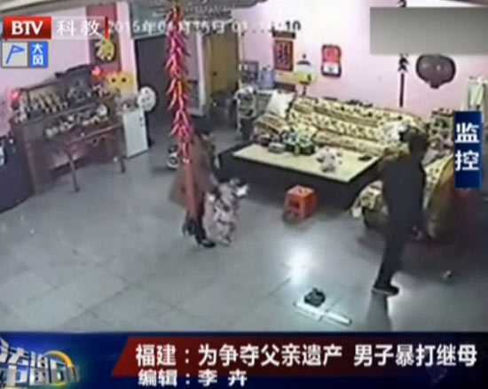 狂扇耳光脚踹头部拽头发拖行 男子为夺父亲遗产暴打继母