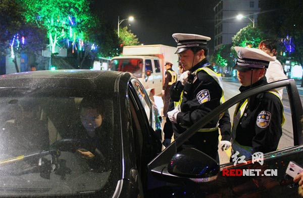 交警检查过往车辆