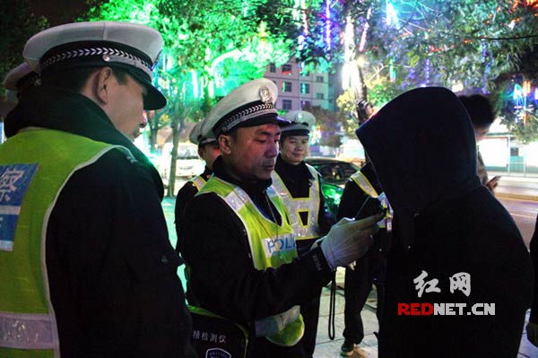 对司机进行酒精测试