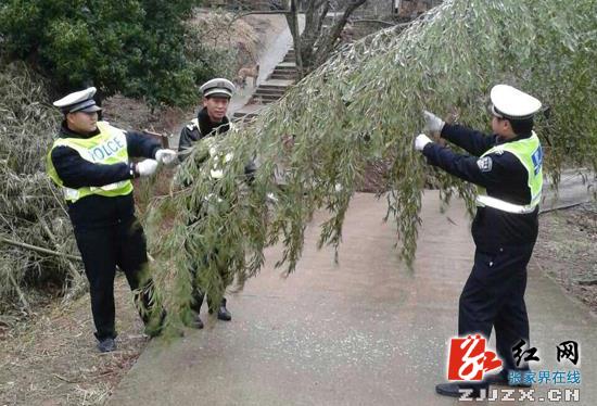 景区道路冰冻 张家界交警保畅及时