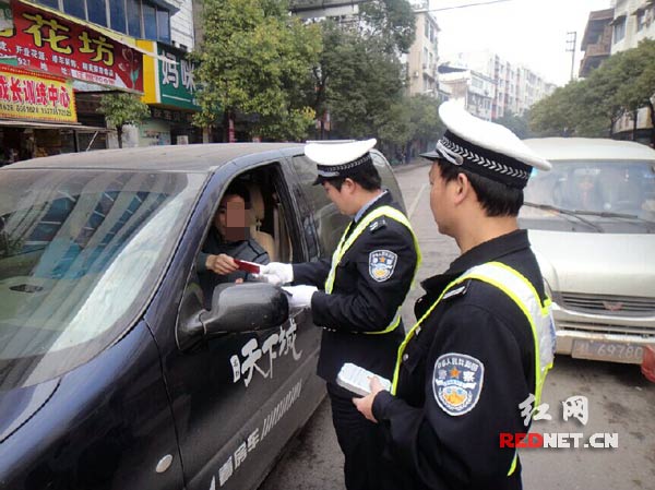 交警检查驾驶员相关证件