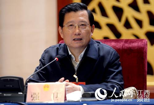 江西省委书记强卫在赣州代表团听取代表发言后表示，自己常常不带随从、不带警卫到村里和老百姓聊天。