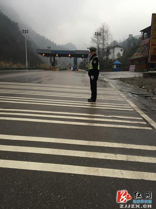 交警全员上路除冰保畅 武陵源冰冻风景更迷人（图）