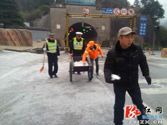交警全员上路除冰保畅 武陵源冰冻风景更迷人（图）