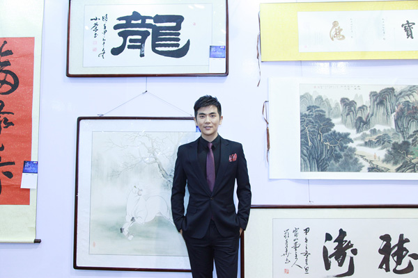 张晓龙亮相慈善拍卖 