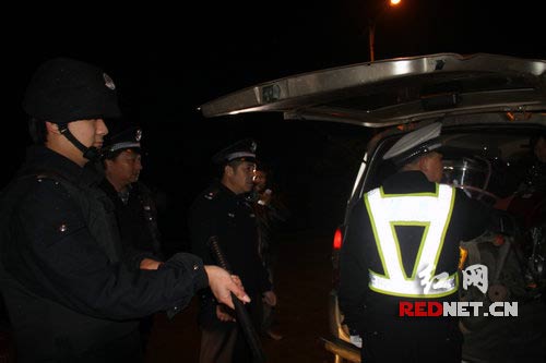 在盘查的面的车上发现一辆无证无牌疑为被盗案的摩托车一辆