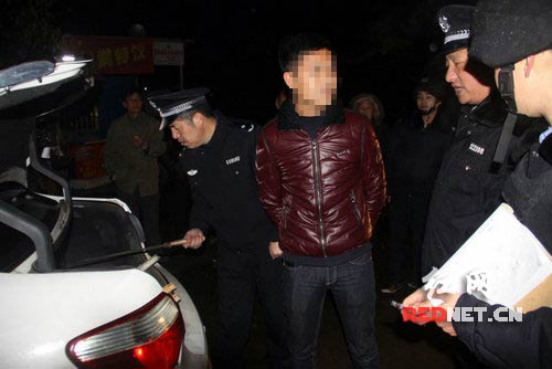 民警在盘查时发现一辆小车的后车厢中藏有4把砍刀
