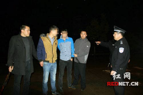 民警在盘查过往行人时发现一男子非法持有一支猎用汽枪