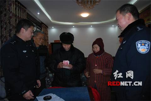 1月28日下午，77岁的苏大爷从民警手中接过3100元被盗走的救命钱。