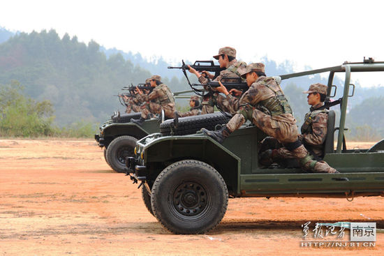 乘伞兵突击车进行射击