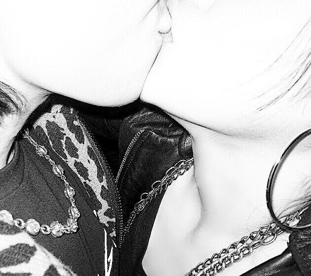 吴建豪晒热吻照疑似回应离婚传闻:不要再写了