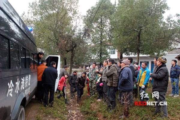 被盗村民纷纷跑来向民警表示赞许